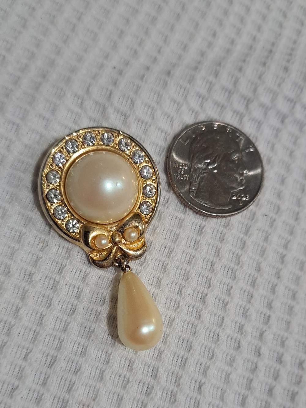 Gold-Tone Faux Pearl Drop Brooch 9/28